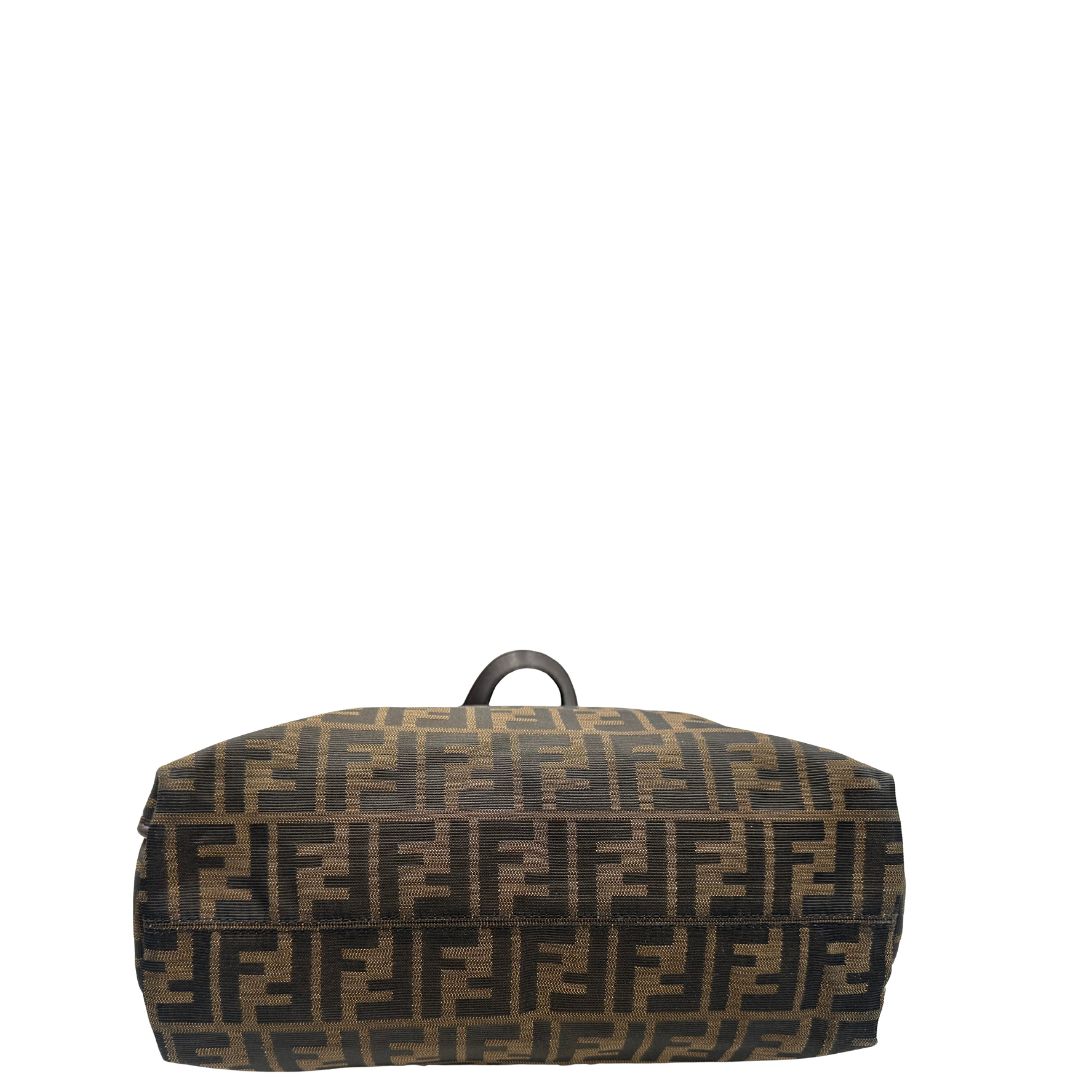 base Borsa Fendi in tessuto trama Zucca con finiture in pelle marrone; munita di doppi manici, di lusso, originale, ottime condizioni, usata 