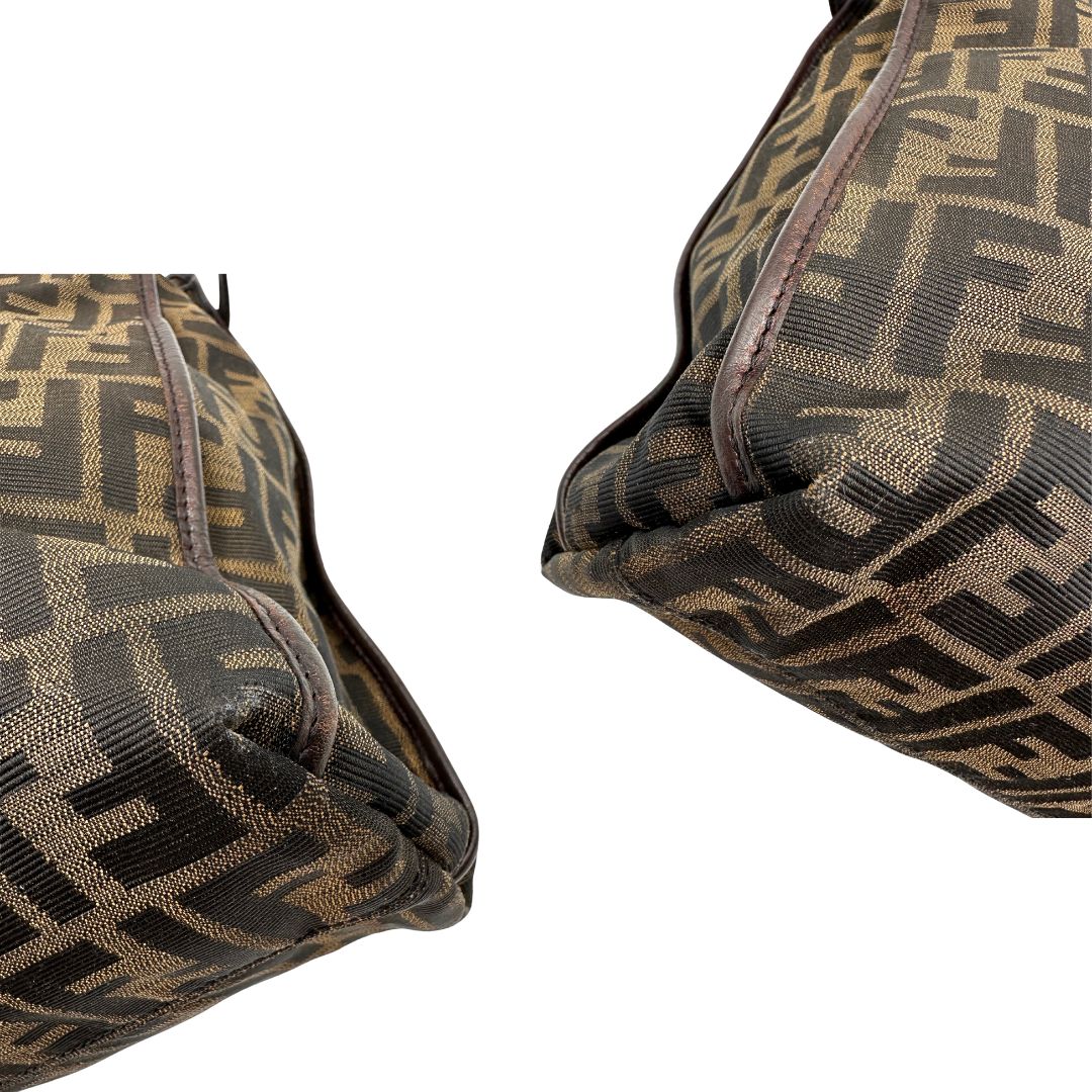 angoli Borsa Fendi in tessuto trama Zucca con finiture in pelle marrone; munita di doppi manici, di lusso, originale, ottime condizioni, usata 