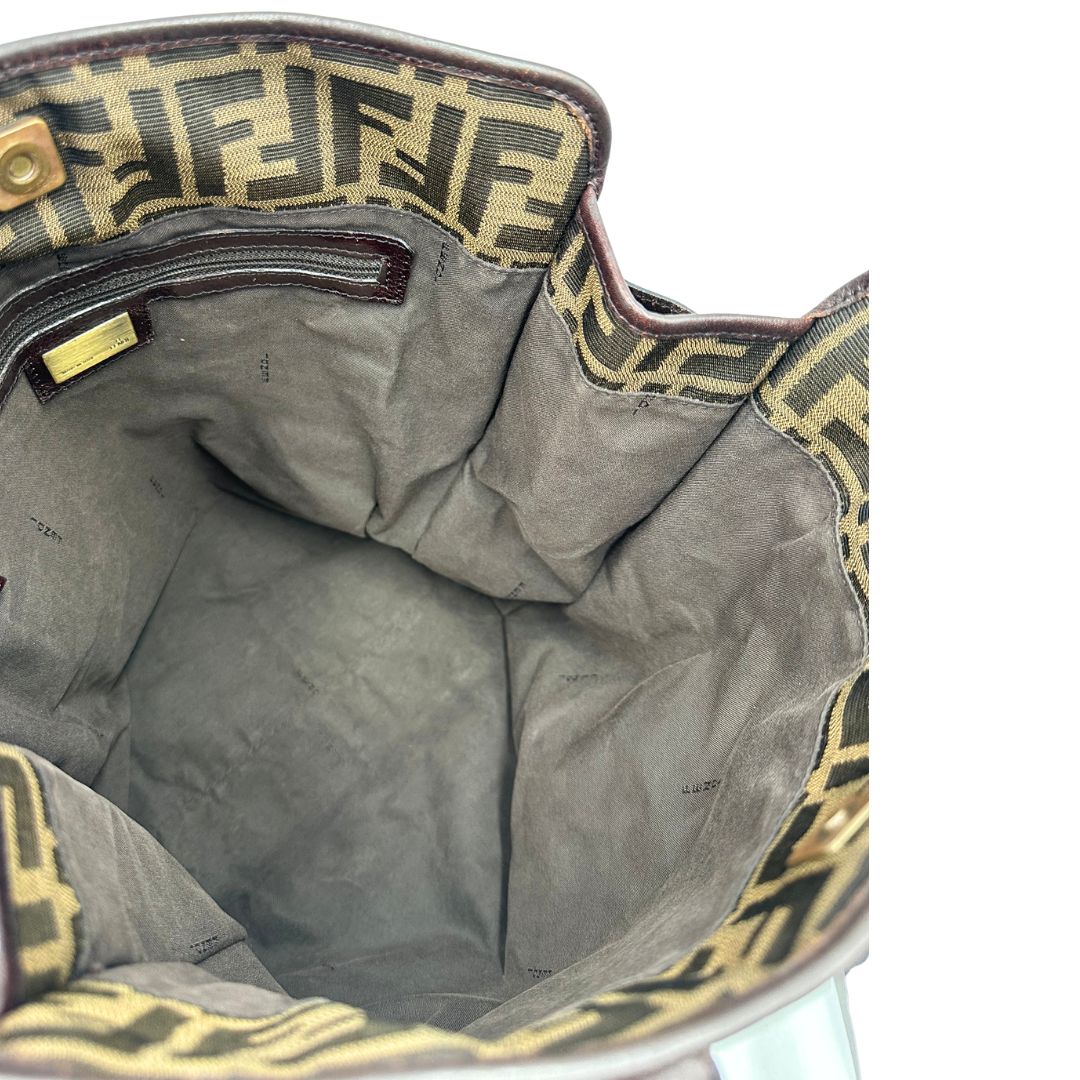 interno Borsa Fendi in tessuto trama Zucca con finiture in pelle marrone; munita di doppi manici, di lusso, originale, ottime condizioni, usata 