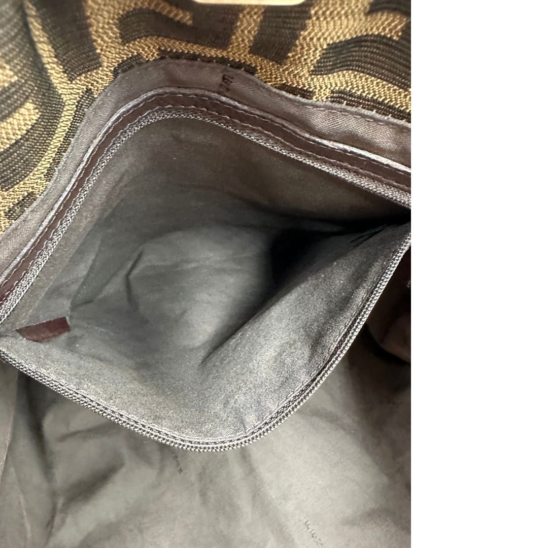 interno Borsa Fendi in tessuto trama Zucca con finiture in pelle marrone; munita di doppi manici, di lusso, originale, ottime condizioni, usata 