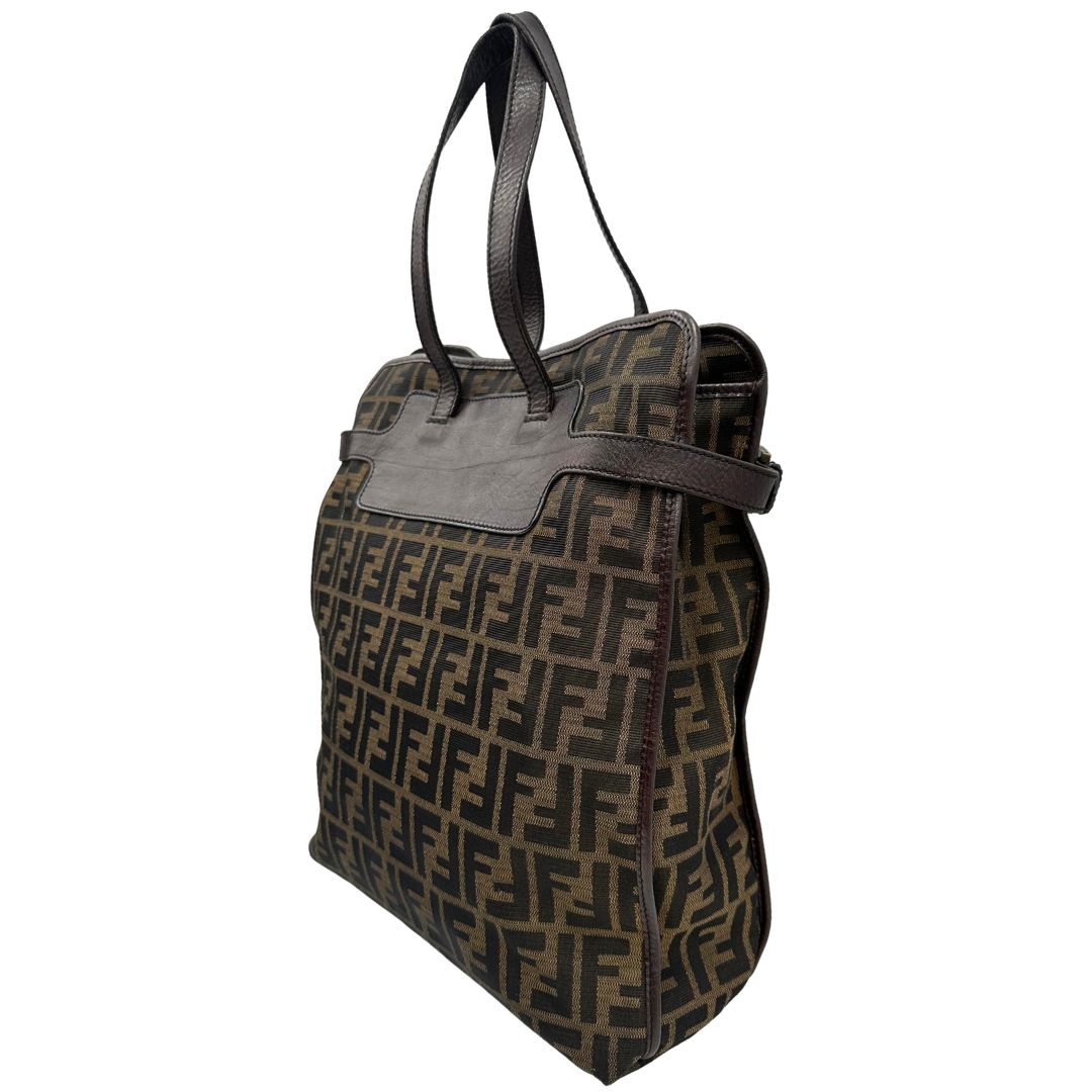 lato Borsa Fendi in tessuto trama Zucca con finiture in pelle marrone; munita di doppi manici, di lusso, originale, ottime condizioni, usata 