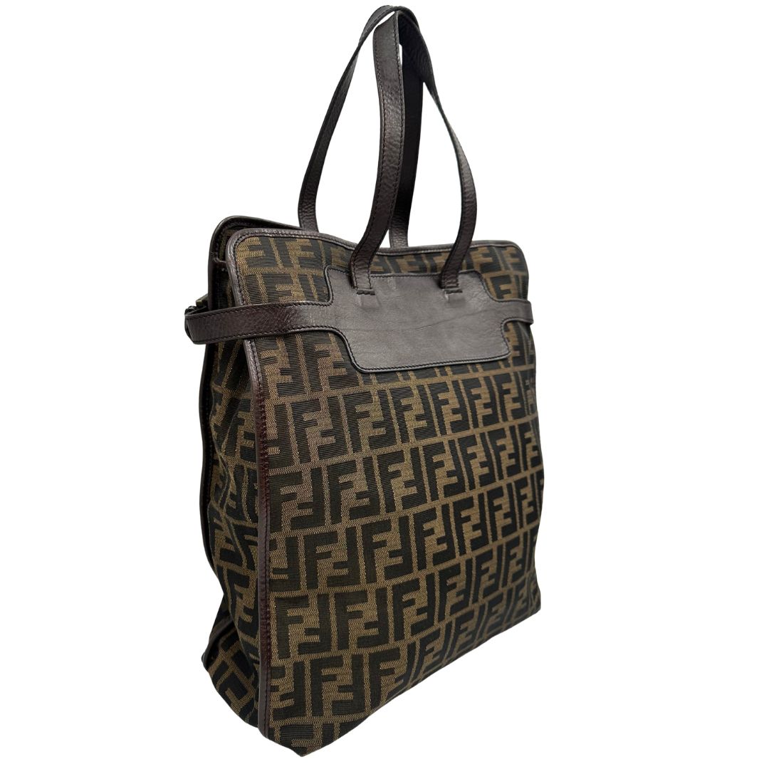 lato Borsa Fendi in tessuto trama Zucca con finiture in pelle marrone; munita di doppi manici, di lusso, originale, ottime condizioni, usata 