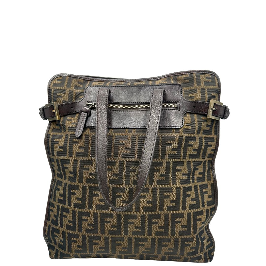 retro Borsa Fendi in tessuto trama Zucca con finiture in pelle marrone; munita di doppi manici, di lusso, originale, ottime condizioni, usata 
