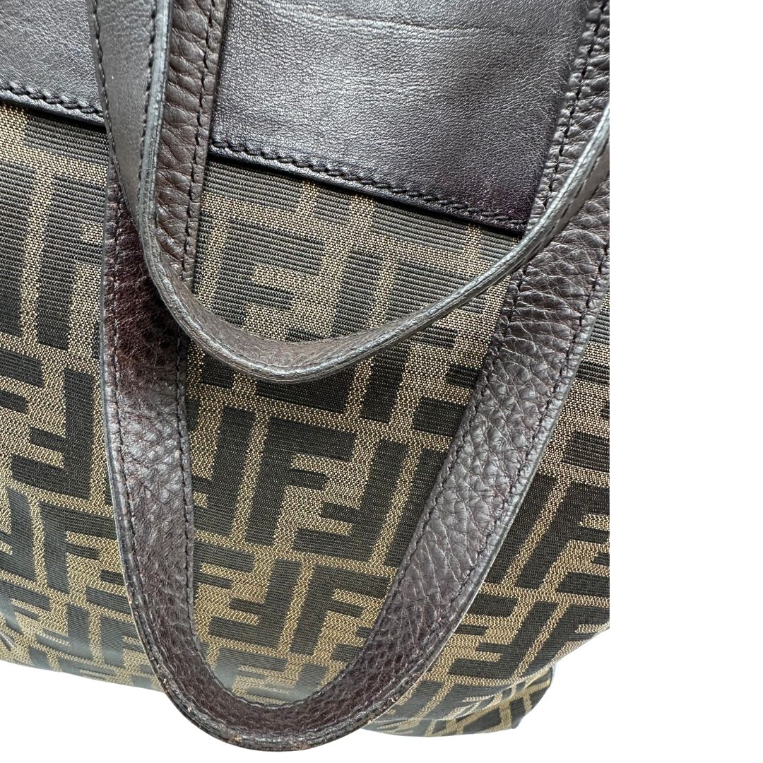 manici Borsa Fendi in tessuto trama Zucca con finiture in pelle marrone; munita di doppi manici, di lusso, originale, ottime condizioni, usata