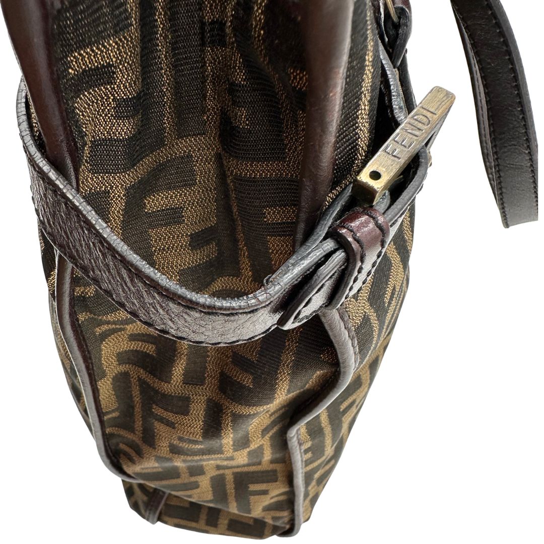 Borsa Fendi in tessuto trama Zucca con finiture in pelle marrone; munita di doppi manici, di lusso, originale, ottime condizioni, usata 