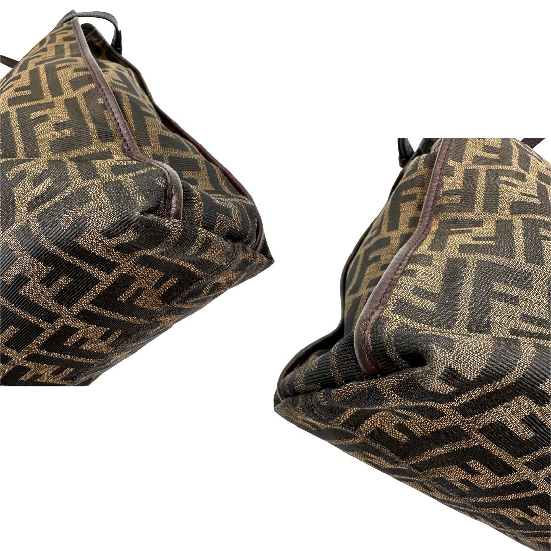 angoli Borsa Fendi in tessuto trama Zucca con finiture in pelle marrone; munita di doppi manici, di lusso, originale, ottime condizioni, usata 