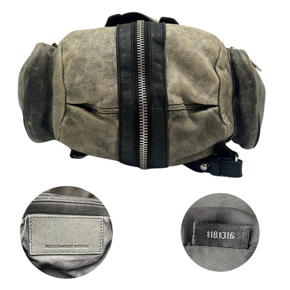 Base, codice e logo Zaino Marti in pelle verde oliva effetto washed e finiture nere con hardware argentato. Originale, di lusso, usato, in condizioni ottime. 