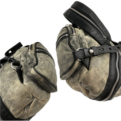 Angoli Zaino Marti in pelle verde oliva effetto washed e finiture nere con hardware argentato. Originale, di lusso, usato, in condizioni ottime. 