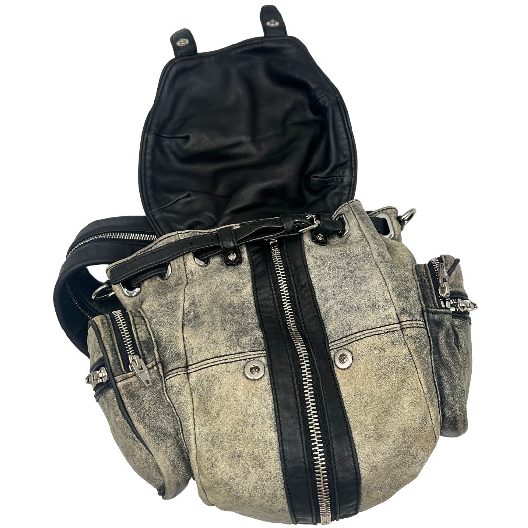 Zaino Marti in pelle verde oliva effetto washed e finiture nere con hardware argentato. Originale, di lusso, usato, in condizioni ottime. 