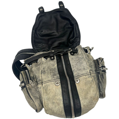 Zaino Marti in pelle verde oliva effetto washed e finiture nere con hardware argentato. Originale, di lusso, usato, in condizioni ottime. 
