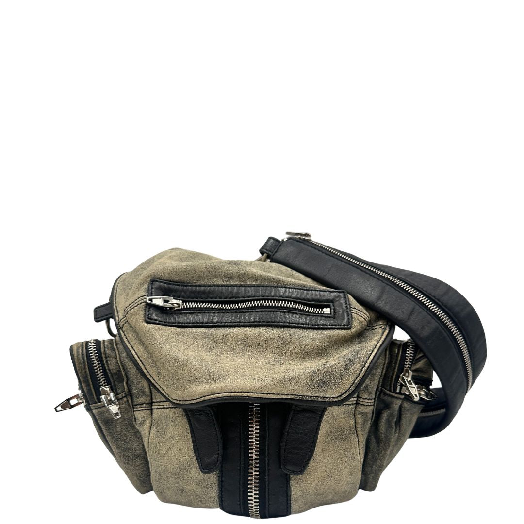 Front Zaino Marti in pelle verde oliva effetto washed e finiture nere con hardware argentato. Originale, di lusso, usato, in condizioni ottime. 