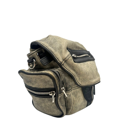 Laterale Zaino Marti in pelle verde oliva effetto washed e finiture nere con hardware argentato. Originale, di lusso, usato, in condizioni ottime. 