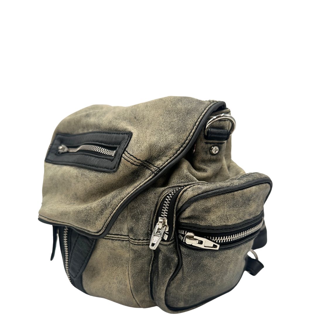 Laterale Zaino Marti in pelle verde oliva effetto washed e finiture nere con hardware argentato. Originale, di lusso, usato, in condizioni ottime. 