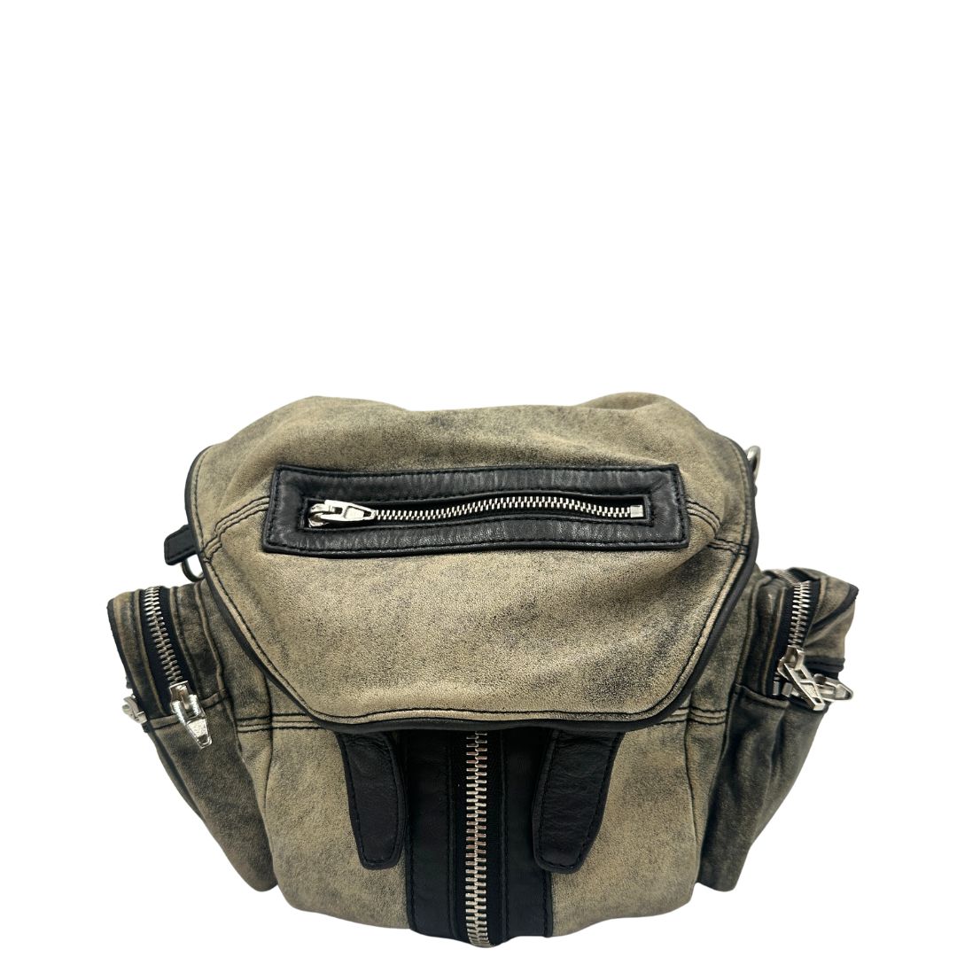 Front Zaino Marti in pelle verde oliva effetto washed e finiture nere con hardware argentato. Originale, di lusso, usato, in condizioni ottime. 