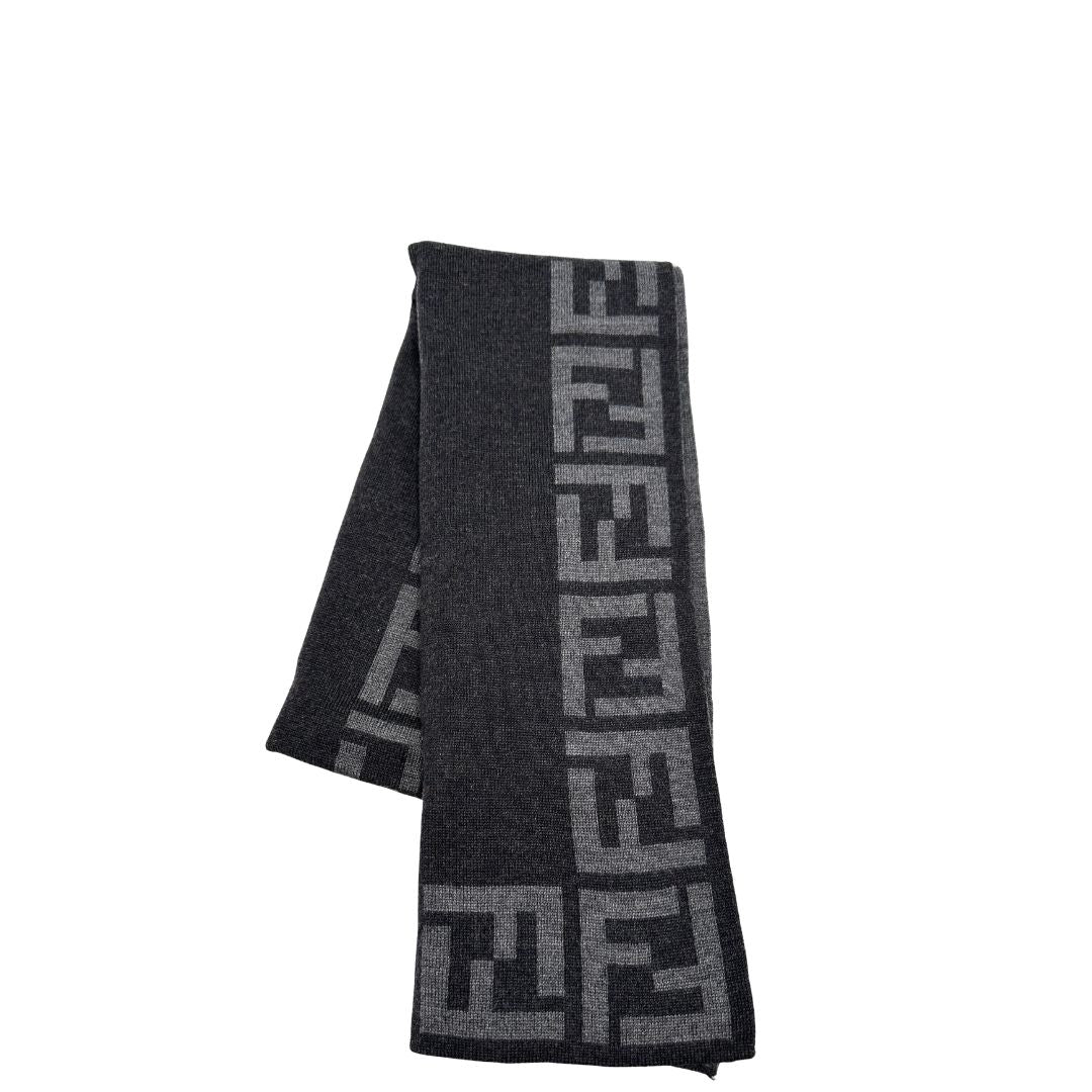 Sciarpa Fendi in 100% lana grigia con il monogramma del brand ripetuto su entrambi i lati. Originale, di lusso, usato, in condizioni eccellenti. 
