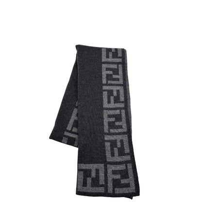 Sciarpa Fendi in 100% lana grigia con il monogramma del brand ripetuto su entrambi i lati. Originale, di lusso, usato, in condizioni eccellenti. 