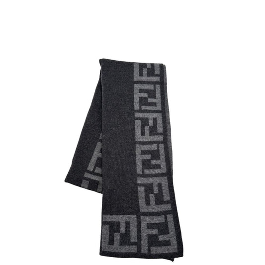 Sciarpa Fendi in 100% lana grigia con il monogramma del brand ripetuto su entrambi i lati. Originale, di lusso, usato, in condizioni eccellenti. 