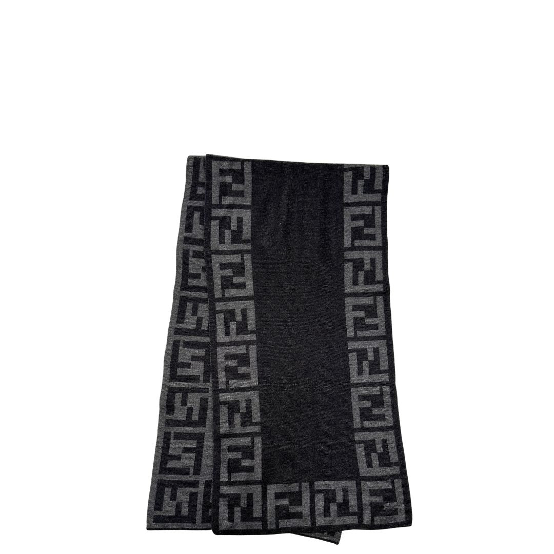 Sciarpa Fendi in 100% lana grigia con il monogramma del brand ripetuto su entrambi i lati. Originale, di lusso, usato, in condizioni eccellenti. 