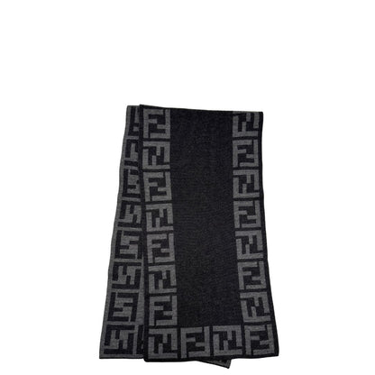 Sciarpa Fendi in 100% lana grigia con il monogramma del brand ripetuto su entrambi i lati. Originale, di lusso, usato, in condizioni eccellenti. 