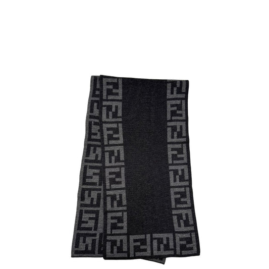 Sciarpa Fendi in 100% lana grigia con il monogramma del brand ripetuto su entrambi i lati. Originale, di lusso, usato, in condizioni eccellenti. 
