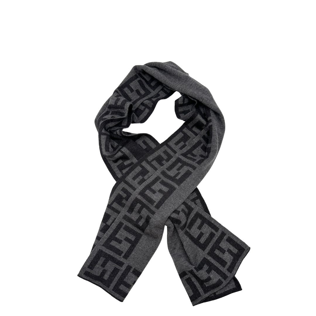 Sciarpa Fendi in 100% lana grigia con il monogramma del brand ripetuto su entrambi i lati. Originale, di lusso, usato, in condizioni eccellenti. 