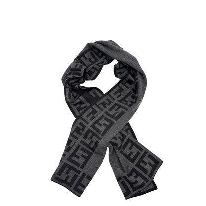 Sciarpa Fendi in 100% lana grigia con il monogramma del brand ripetuto su entrambi i lati. Originale, di lusso, usato, in condizioni eccellenti. 