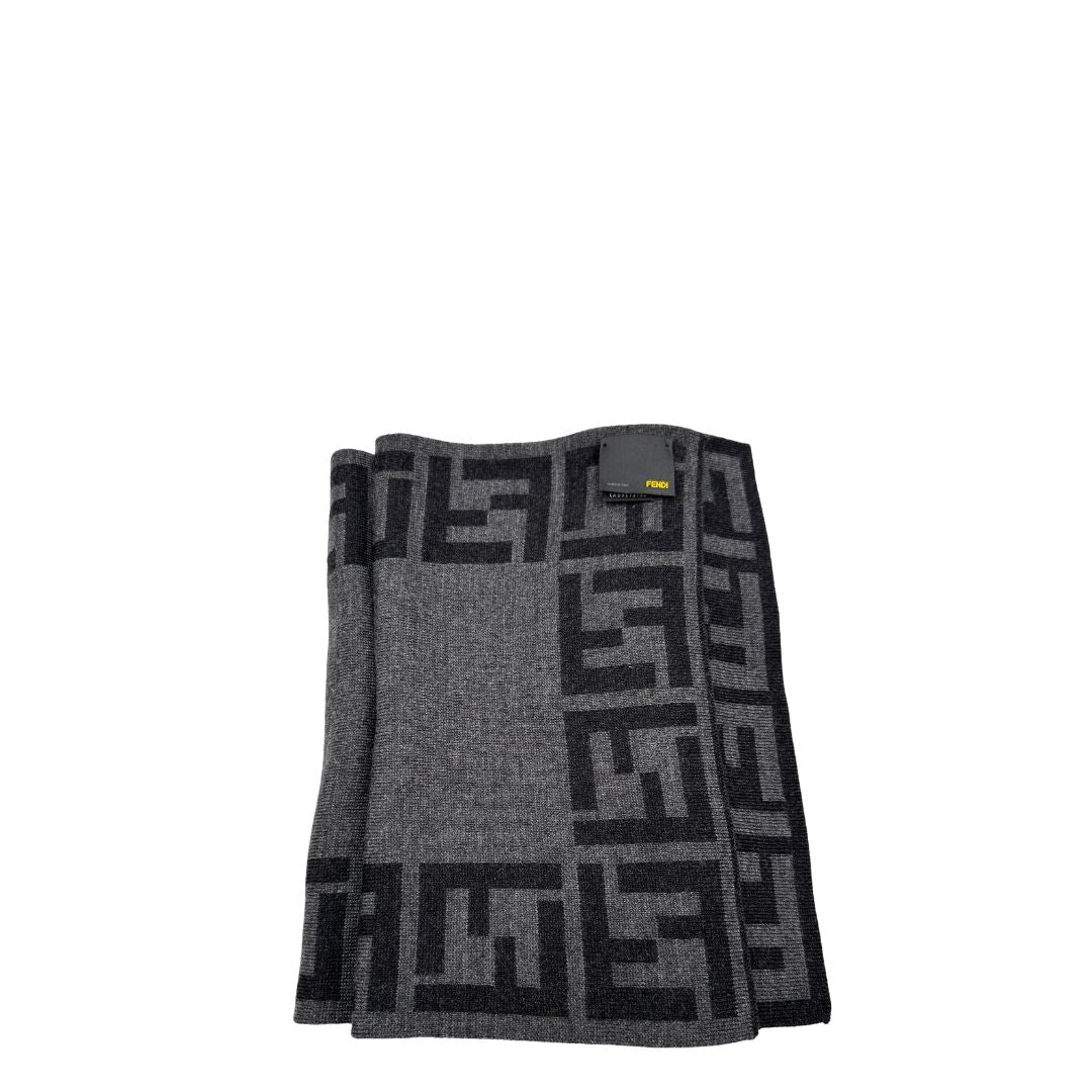 Sciarpa Fendi in 100% lana grigia con il monogramma del brand ripetuto su entrambi i lati. Originale, di lusso, usato, in condizioni eccellenti. 