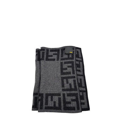 Sciarpa Fendi in 100% lana grigia con il monogramma del brand ripetuto su entrambi i lati. Originale, di lusso, usato, in condizioni eccellenti. 