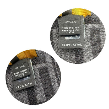 Etichette e codice seriale sciarpa Fendi in 100% lana grigia con il monogramma del brand ripetuto su entrambi i lati. Originale, di lusso, usato, in condizioni eccellenti. 