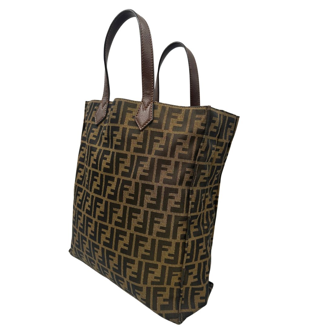 lato  Sac Plat Fendi color tabacco trama Zucca in tessuto e finiture in pelle marrone, di lusso, originale, ottime condizioni 