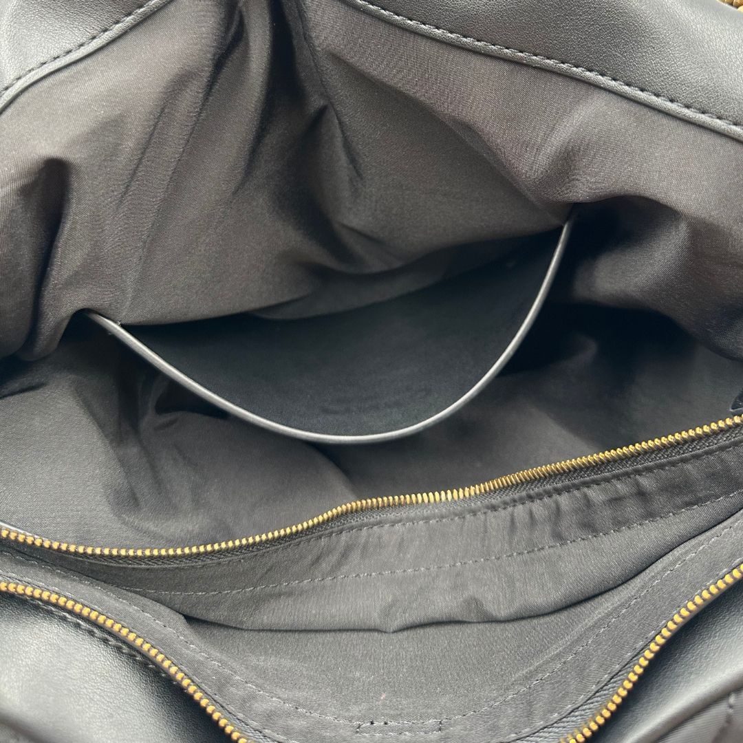interno Borsa Pinko nella versione extra in morbido nylon nero trapuntata e hardware dorato, di lusso, originale, ottime condizioni, usata