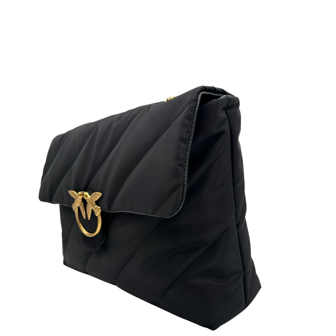 lato Borsa Pinko nella versione extra in morbido nylon nero trapuntata e hardware dorato, di lusso, originale, ottime condizioni, usata 