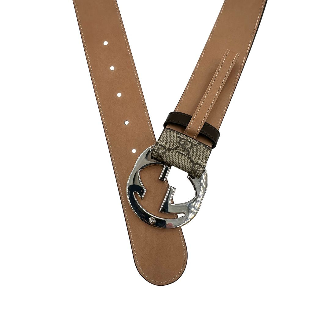 Interno cintura Gucci in canvas beige GG con fibbia in metallo argentato. originale, di lusso, usata, condizioni eccellenti. 