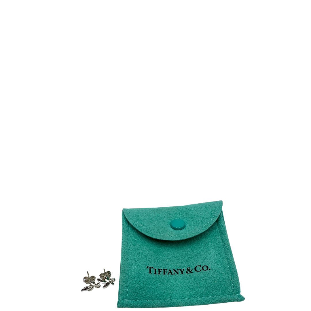 Orecchini Tiffany&amp;Co. in argento 925;disegnati da Paloma Picasso, caratterizzati da una forma scultorea che ricorda una foglia d'ulivo.