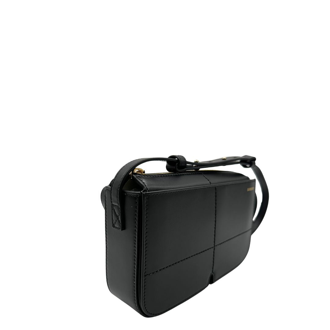 Laterale borsa Burberry Snip in pelle liscia nera con tracolla regolabile e hardware dorato. Originale, di lusso, usata, in condizioni eccellenti. 