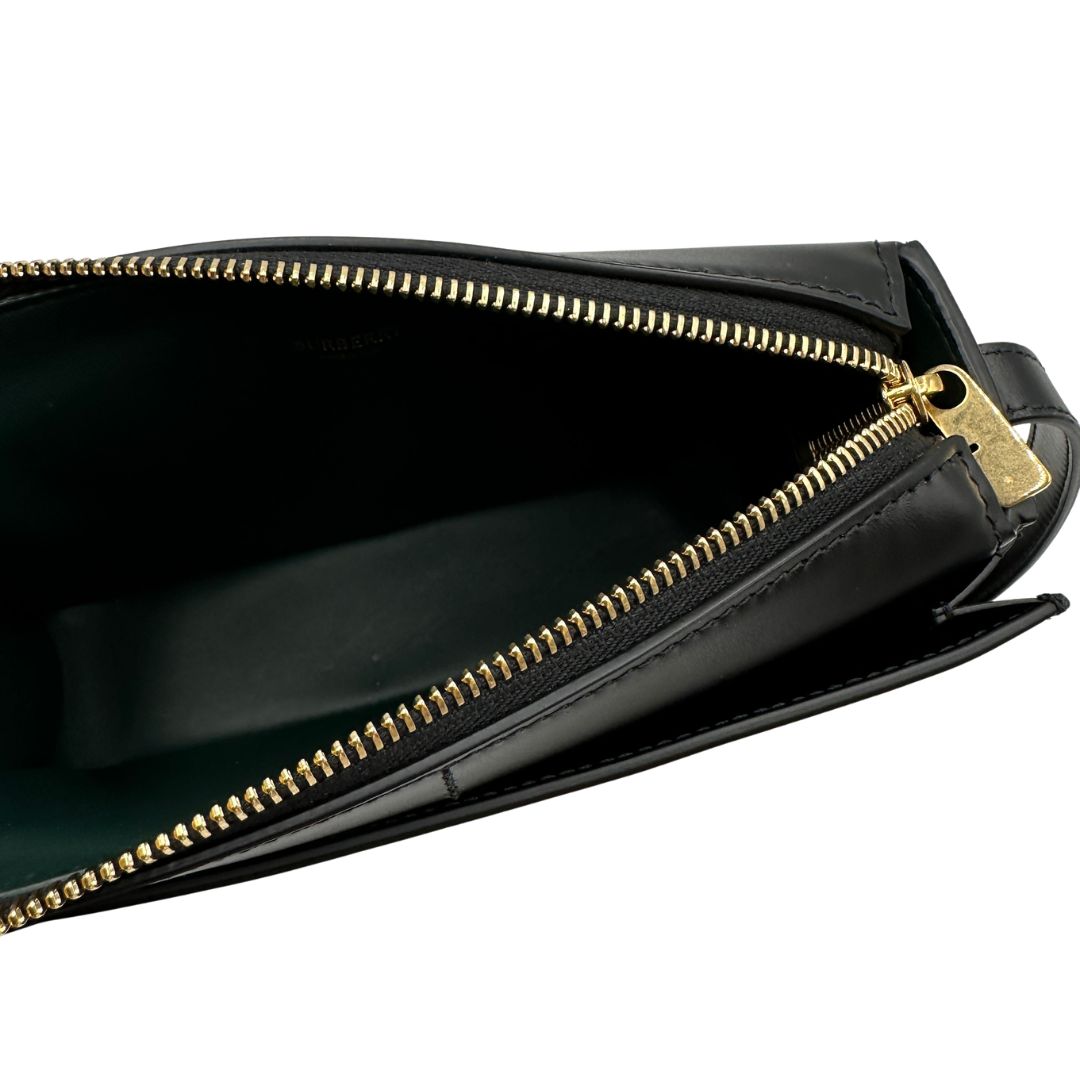 Interno borsa Burberry Snip in pelle liscia nera con tracolla regolabile e hardware dorato. Originale, di lusso, usata, in condizioni eccellenti. 