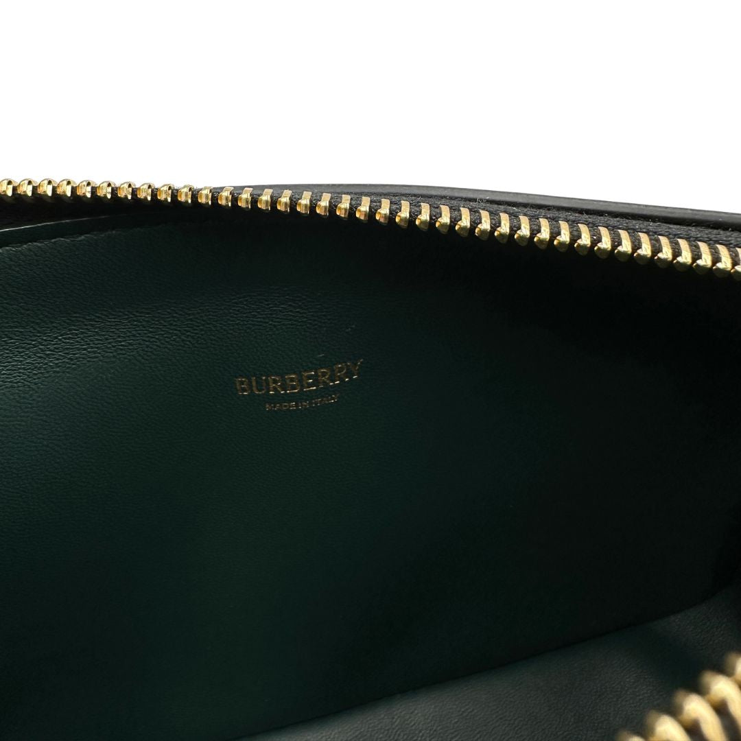 Logo interno borsa Burberry in pelle era con hardware dorato e tracolla regolabile. Originale, di lusso, usata, in condizioni eccellenti. 