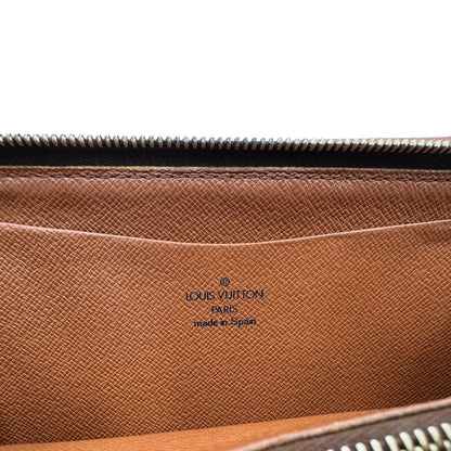 Logo Portafoglio compatto Louis Vuitton in canvas marrone monogram, con chiusura con cerniera e parti metalliche dorate. Originale, di lusso, usato, in condizioni ottime. 