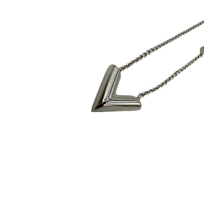 Collana Essential V Supple Louis Vuitton in metallo con finitura argentata lucida, impreziosita dal ciondolo con l'emblematica iniziale della Maison. Completata dall'iconico logo LV Circle, che impreziosisce la catenella e la chiusura con moschettone. Originale, di lusso, usata, in condizioni ottime. 