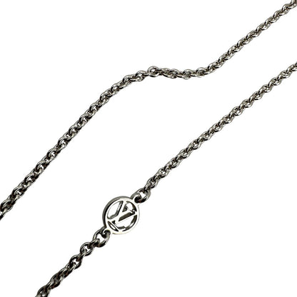 Collana Essential V Supple Louis Vuitton in metallo con finitura argentata lucida, impreziosita dal ciondolo con l'emblematica iniziale della Maison. Completata dall'iconico logo LV Circle, che impreziosisce la catenella e la chiusura con moschettone. Originale, di lusso, usata, in condizioni ottime. 