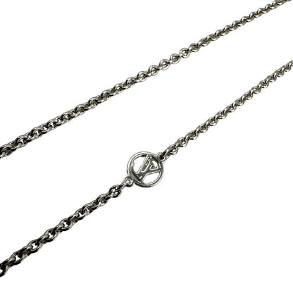 Collana Essential V Supple Louis Vuitton in metallo con finitura argentata lucida, impreziosita dal ciondolo con l'emblematica iniziale della Maison. Completata dall'iconico logo LV Circle, che impreziosisce la catenella e la chiusura con moschettone. Originale, di lusso, usata, in condizioni ottime. 
