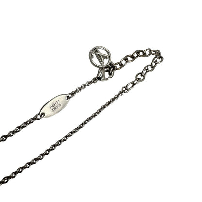 Collana Essential V Supple Louis Vuitton in metallo con finitura argentata lucida, impreziosita dal ciondolo con l'emblematica iniziale della Maison. Completata dall'iconico logo LV Circle, che impreziosisce la catenella e la chiusura con moschettone. Originale, di lusso, usata, in condizioni ottime. 