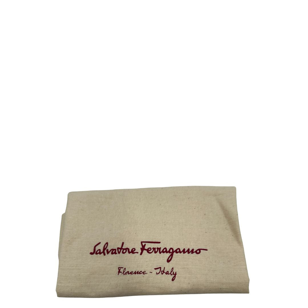 Dustbag Borsa Salvatore Ferragamo in pelle saffiano nera con hardware argentato e iconico logo Gancini sulla chiusura. Da indossare a spalla. Originale, di lusso, usato, in condizioni ottime. 