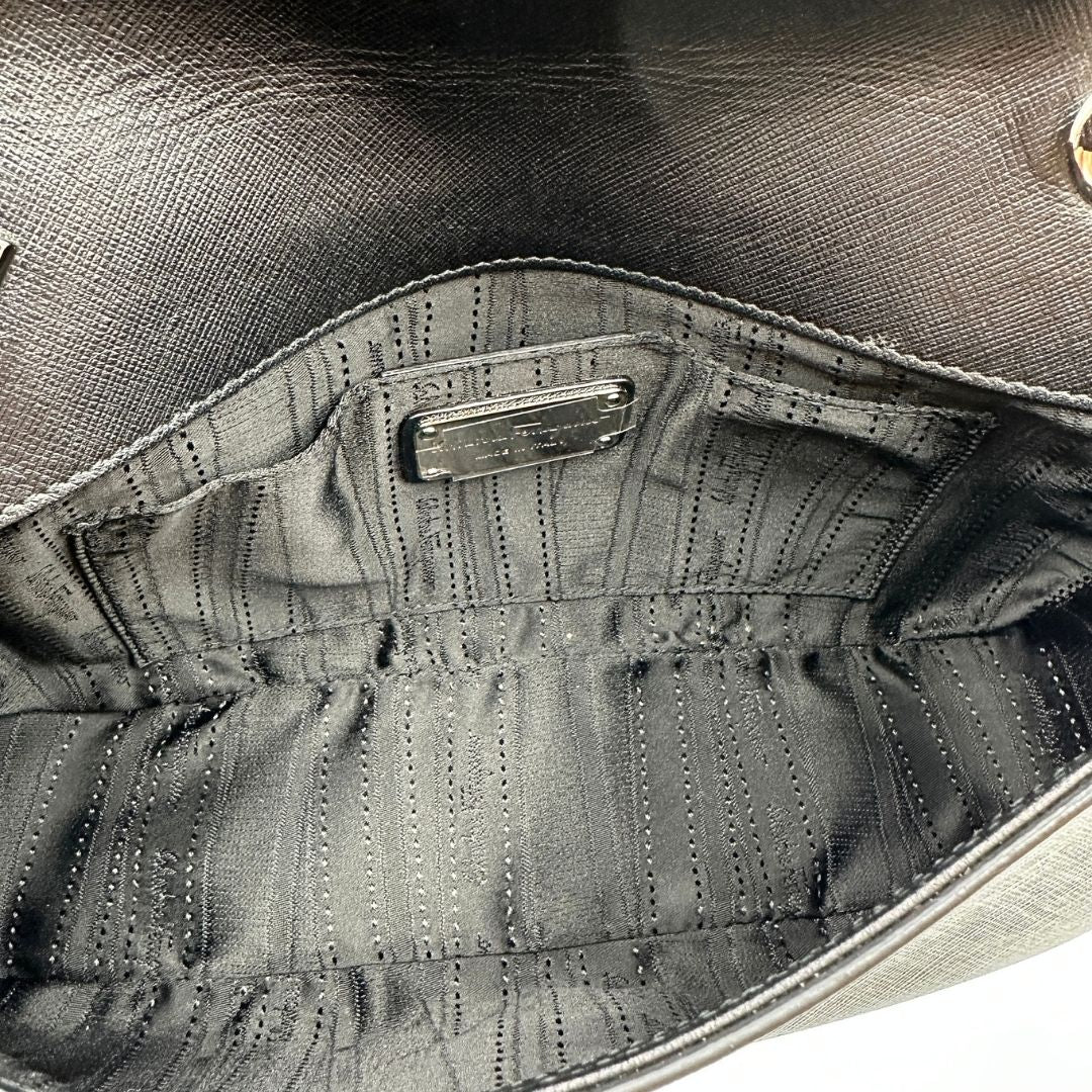 Interno Borsa Salvatore Ferragamo in pelle saffiano nera con hardware argentato e iconico logo Gancini sulla chiusura. Da indossare a spalla. Originale, di lusso, usato, in condizioni ottime. 