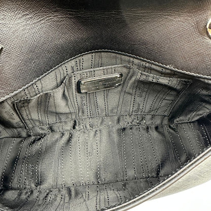 Interno Borsa Salvatore Ferragamo in pelle saffiano nera con hardware argentato e iconico logo Gancini sulla chiusura. Da indossare a spalla. Originale, di lusso, usato, in condizioni ottime. 