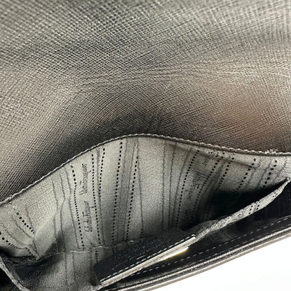 Tasca interna Borsa Salvatore Ferragamo in pelle saffiano nera con hardware argentato e iconico logo Gancini sulla chiusura. Da indossare a spalla. Originale, di lusso, usato, in condizioni ottime. 