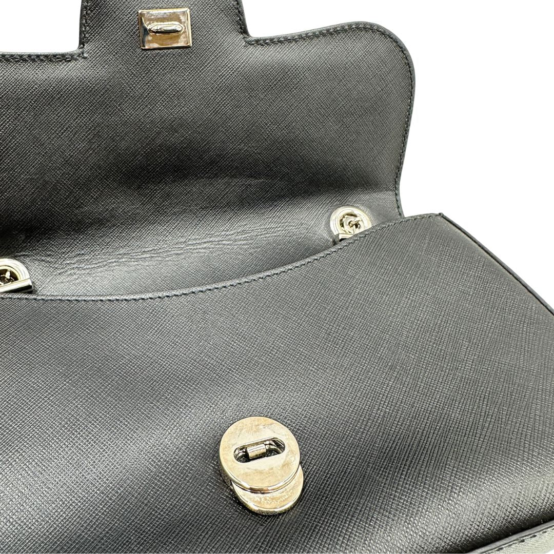 Chiusura Borsa Salvatore Ferragamo in pelle saffiano nera con hardware argentato e iconico logo Gancini sulla chiusura. Da indossare a spalla. Originale, di lusso, usato, in condizioni ottime. 