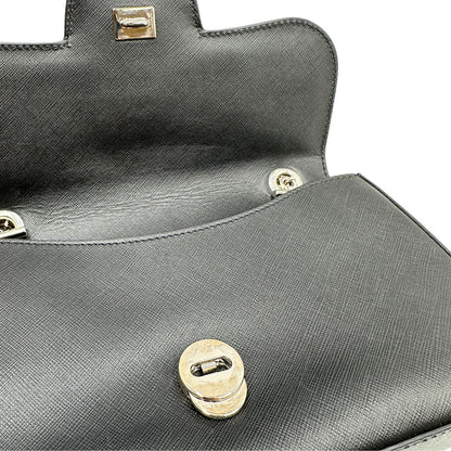 Chiusura Borsa Salvatore Ferragamo in pelle saffiano nera con hardware argentato e iconico logo Gancini sulla chiusura. Da indossare a spalla. Originale, di lusso, usato, in condizioni ottime. 