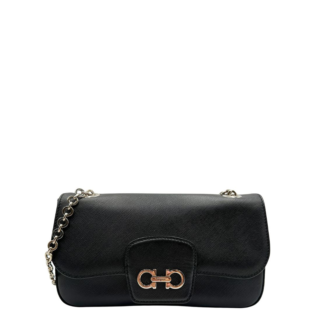Front Borsa Salvatore Ferragamo in pelle saffiano nera con hardware argentato e iconico logo Gancini sulla chiusura. Da indossare a spalla. Originale, di lusso, usato, in condizioni ottime. 