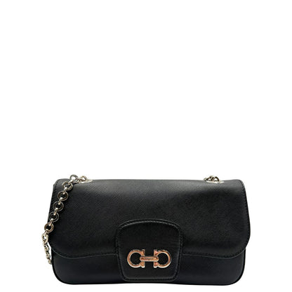 Front Borsa Salvatore Ferragamo in pelle saffiano nera con hardware argentato e iconico logo Gancini sulla chiusura. Da indossare a spalla. Originale, di lusso, usato, in condizioni ottime. 
